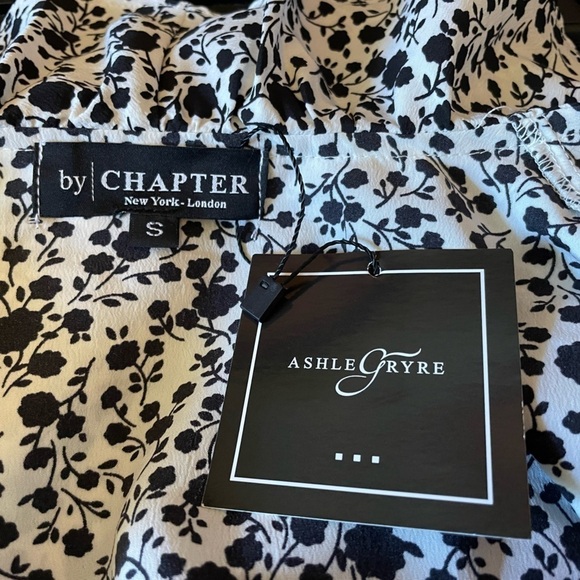 NWT by Chapter Ashley Gryre floral wrap top - Picture 7 of 7